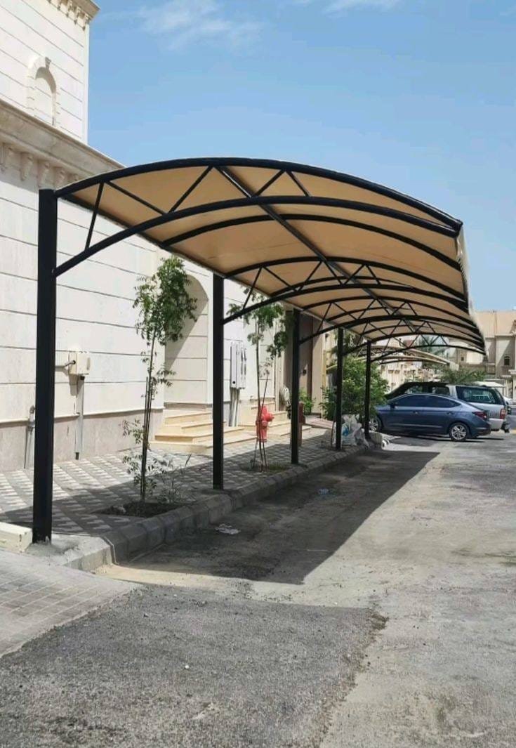 مظلات سيارات — لقطاع الأعمال والمنشآت